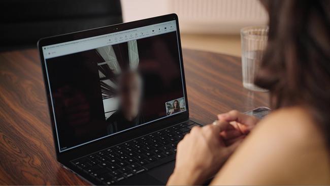 © ORF Çağla Bulut sitzt vor einem Laptop und unterhält sich per Video mit Helin (Name geändert), deren Gesicht verpixelt ist