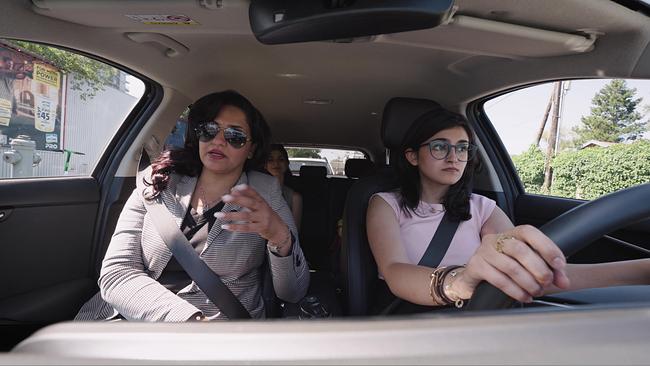 © ORF 2 Frauen in einem PKW - Maral gibt gerade eine Fahrstunde