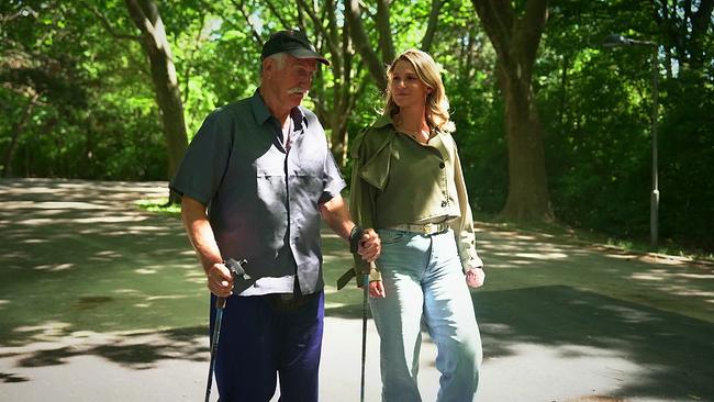 © ORF Josip Lalić und Reporterin Marianne Pušić im Kurpark Oberlaa