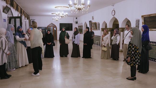 Ein Großer Saal im Islamischen Zentrum, mehrere Mädchen mit Kopftuch stehen im Halbkreis, Redakteurin Marianne Pusic spricht mit ihnen