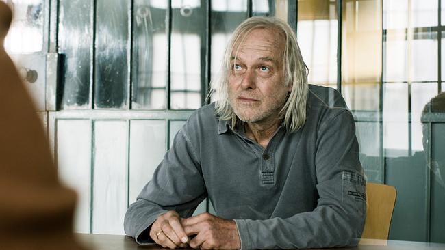 Im Bild: Thomas Borchert besucht den seit elt Jahren im Gefängnis sitzenden Kunstschreiner Brosi (Siemen Rühaak). Doch er möchte weder Hafterleichterungen noch eine Rechtsvertretung.