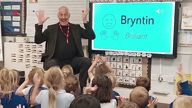 © ORF/Minet Eine Volksschulklasse -an der Wand eine Tafel auf der englisch "Brilliant" und auf kornisch "Bryntin" geschrieben steht.