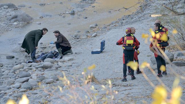 Im Bild: Rocco (Marco Giallini) und sein Freund Fumagalli (Massimo Reale) beugen sich über die Leiche aus dem Fluß.
