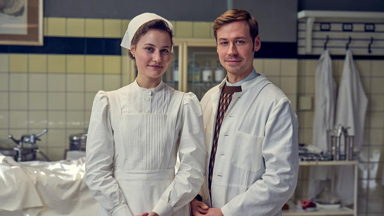 Im Bild: Dominique Devenport (Johanna Gabathuler), David Kross (Carl Mangold).