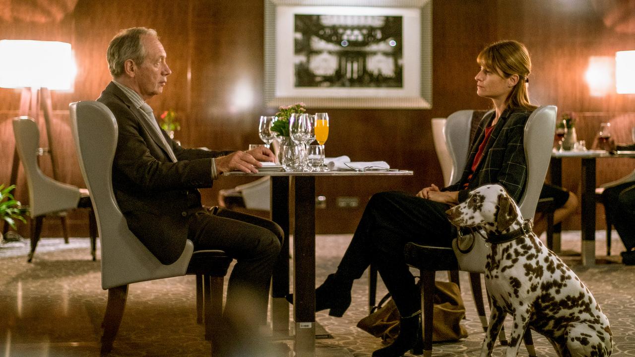 © ORF/Degeto/Roland Suso Richte Im Bild: Ein Dinner zur Versöhnung: Reto (Robert Hunger-Bühler) und Dominique (Ina Paule Klink).