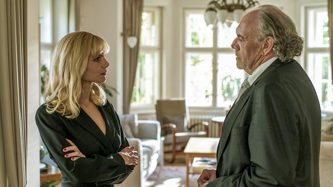 Im Bild: Borchert (Christian Kohlund) nimmt die Witwe Simone Sutter (Sinja Dieks) ins Visier.