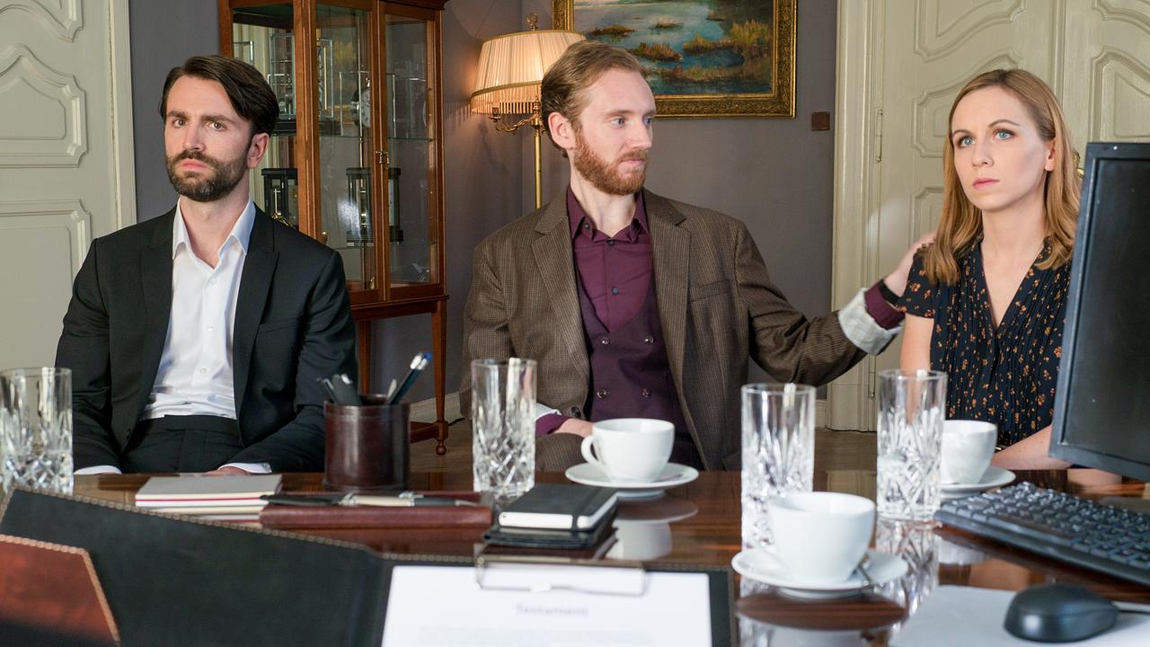 © ORF/Degeto/Roland Suso Richter Im Bild: Wer übernimmt die Traditionsmarke Sutter & Valois? Anna (Eugenie Anselin) mit ihren Brüdern Firmenchef René (Konstantin Marsch) und Michel (Wolf Danny Homann, Mitte).