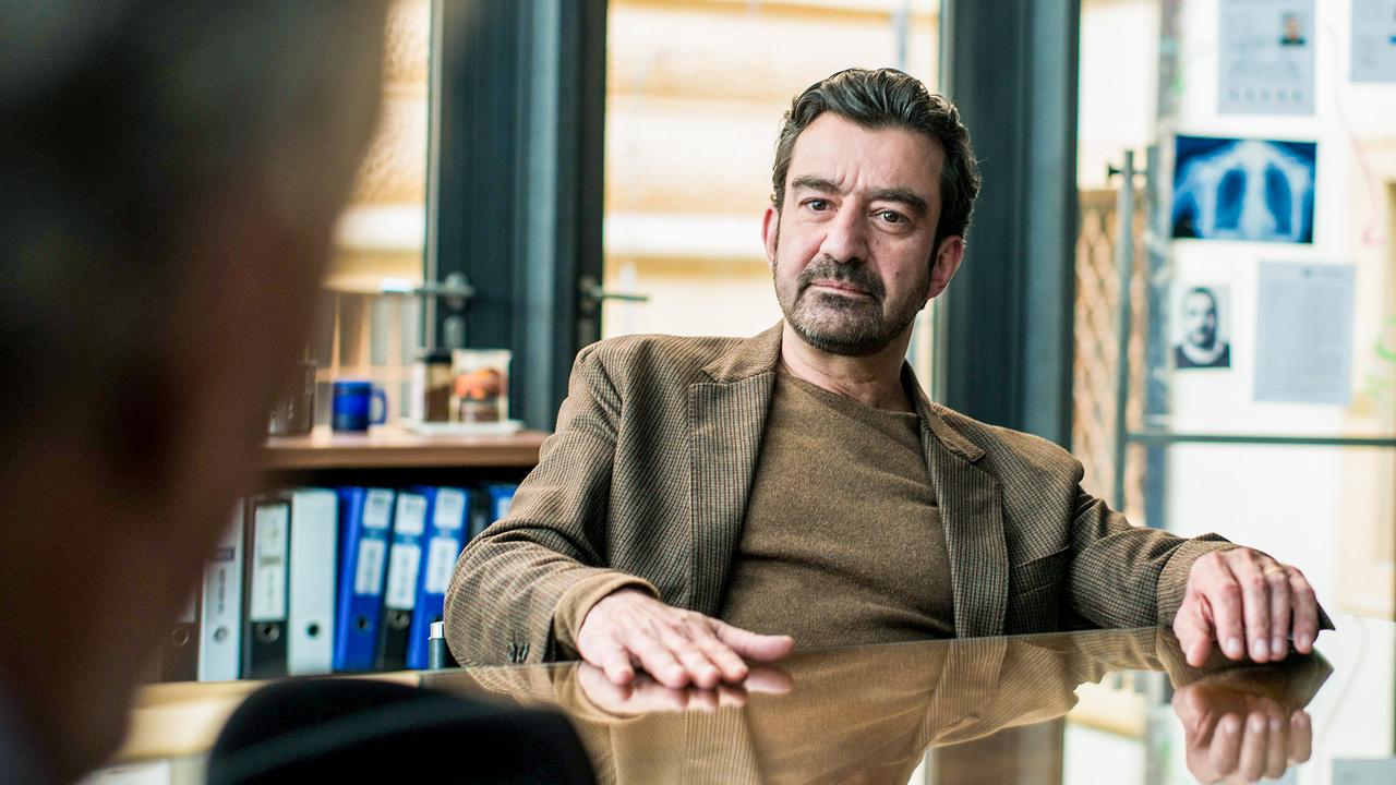 Im Bild: Ist er vertrauenswürdig? Der Mandant Giovanni Lazzari (Michele Cuciuffo) wird schwer belastet.