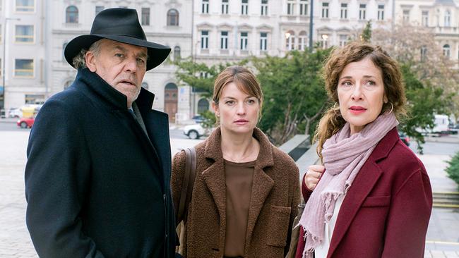 Im Bild: Borchert (Christian Kohlund, li.) und Dominique (Ina Paule Klink, Mitte) unterstützen die Frau (Clelia Sarto) eines Mandanten.