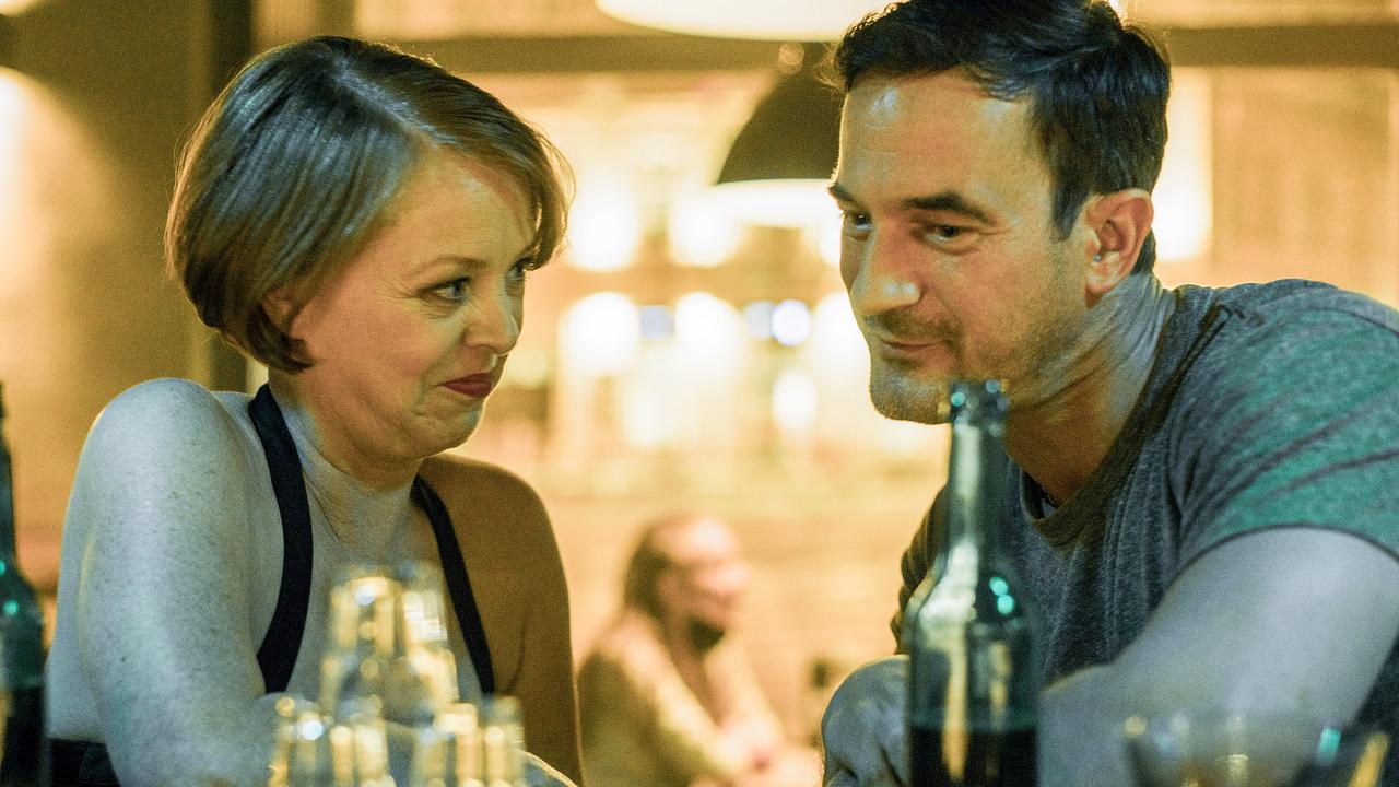 Im Bild: Eric (Sönke Möhring, re.) ist die Jugendliebe von Regula (Susi Banzhaf, li.).