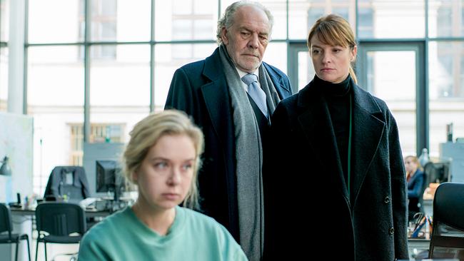 © ORF/Degeto/Roland Suso Richter Im Bild: Dominique (Ina Paule Klink, re.) und Borchert (Christian Kohlund) sind skeptisch gegenüber ihrer Mandantin Julia Egger (Anna Herrmann, li.).