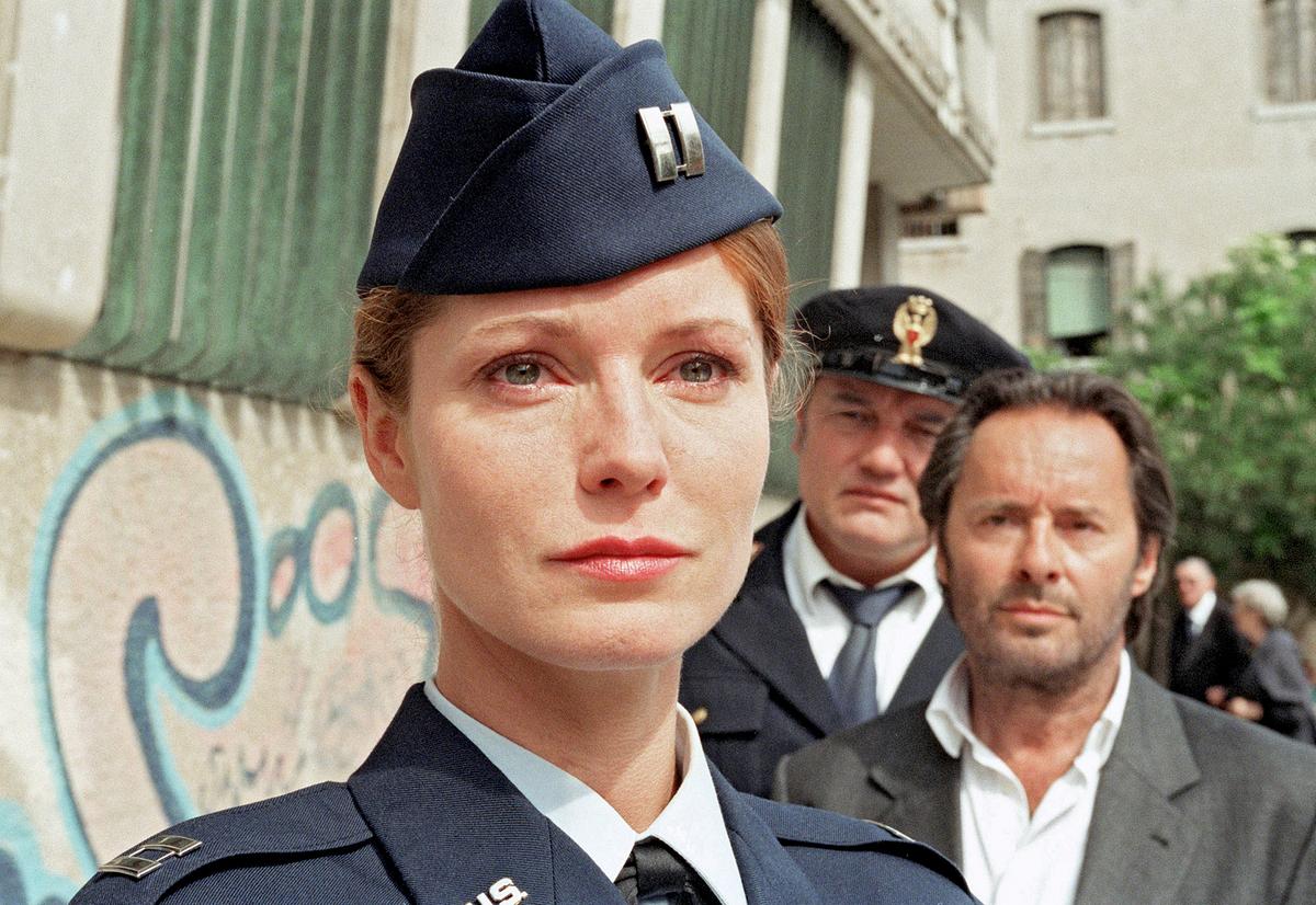 Im Bild: Commissario Brunetti (Uwe Kockisch, re.) und Sergente Vianello (Karl Fischer) sind überrascht, dass Captain Peters (Esther Schweins) von der US-Armee eine Frau ist.
