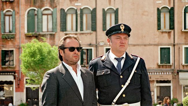 Im Bild: Commissario Brunetti (Uwe Kockisch, li.) und Sergente Vianello (Karl Fischer) betrachten den üppigen Palazzo eines "ehrenwerten" Herren.