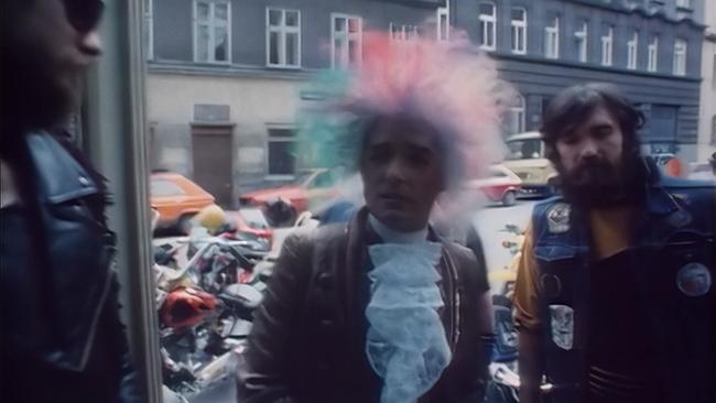 Falco mit Amadeus Perücke beim Betreten der Video-Dreh-Location.