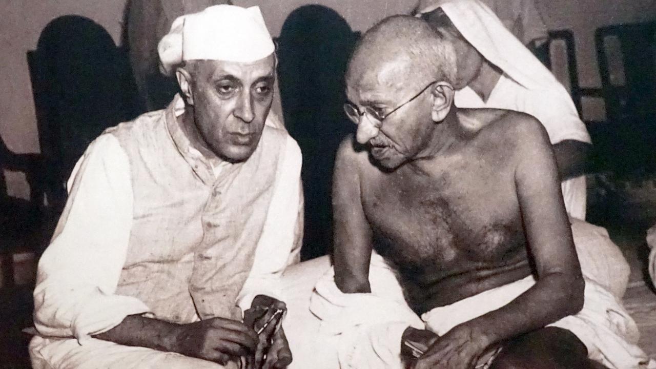 Pandit Jawaharlal Nehru (li.), späterer Premierminister Indiens, und Mahatma Gandhi, Anführer der indischen Unabhängigkeitsbewegung.