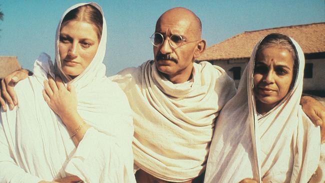 Im Bild: Geraldine James (Mirabehn), Ben Kingsley (Mohandas Karamchad 'Mahatma' Gandhi), Rohini Hattangady (Kasturba Gandhi).