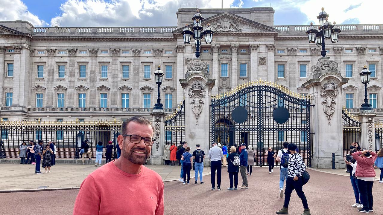 Karl Ploberger vor dem Buckingham Palace