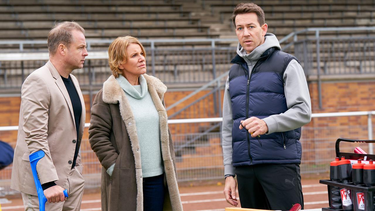 Im Bild: Marie Brand (Mariele Millowitsch, M.) und Jürgen Simmel (Hinnerk Schönemann, l.) befragen den Trainer Victor Holtmann (Florian Anderer, r.).