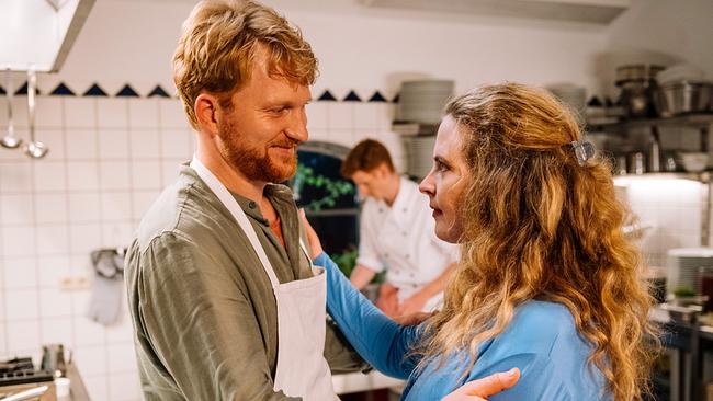 Im Bild: Toni (Diana Amft) vertraut auf ihren neuen Küchenchef Sebastian (Lucas Prisor).