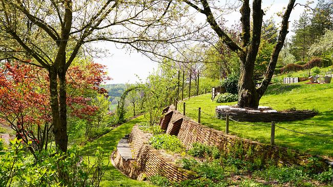Durch einen Elfengarten öffnet sich das Gartenreich von Susi Pammer im steirischen Feldbach