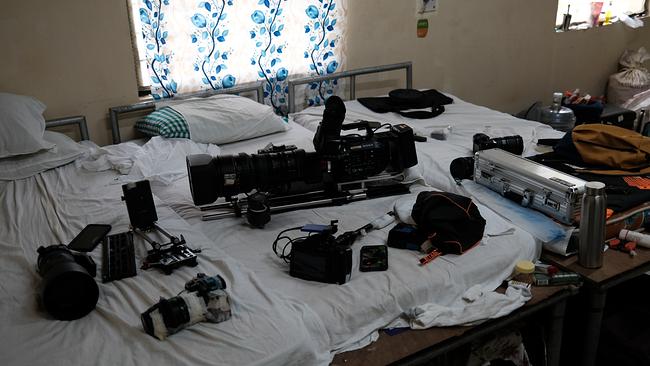 Auf einem Bett ist das Kameraequipment für die Drehs aufgelegt.