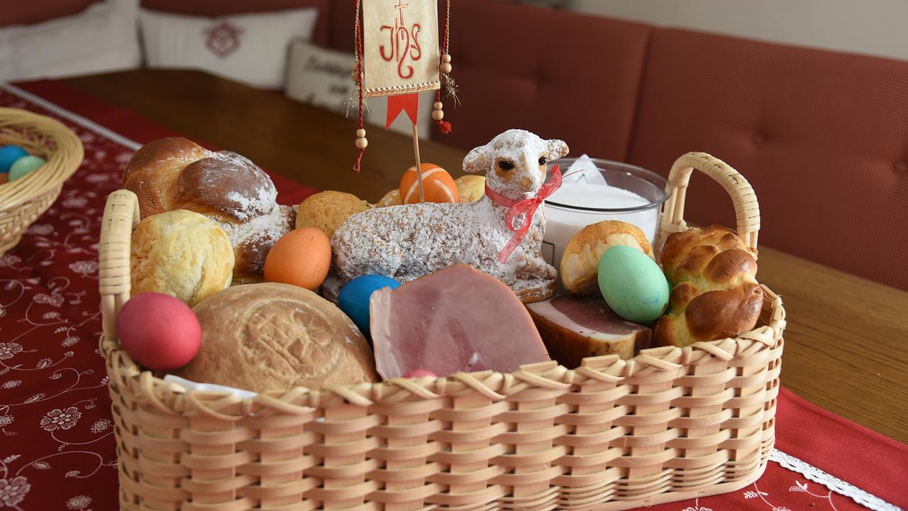 Neben dem selbstgebackenen Brot und dem Osterschinken, findet man bei Karoline Schapfl viele Köstlichkeiten im Weihkorb
