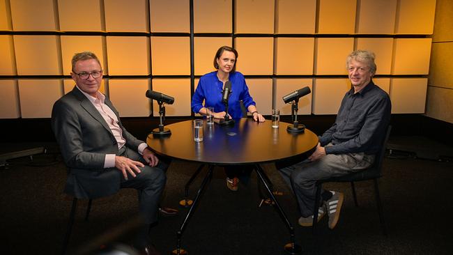 © ORF/Thomas Ramstorfer Ralph Rangnick und Michael Sturminger im Podcast-Studio "DAS GESPRÄCH Schnabl&"