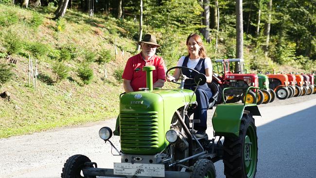Sasa Schwarzjirg und Paul Wiener auf einem alten Traktor