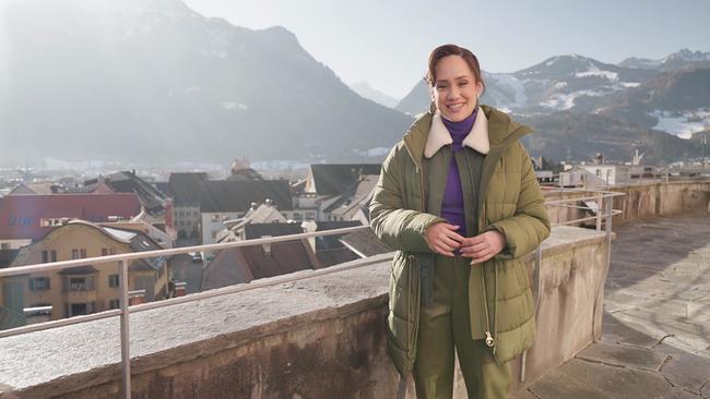 Sasa Schwarzjirg über den Dächern der Stadt Bludenz