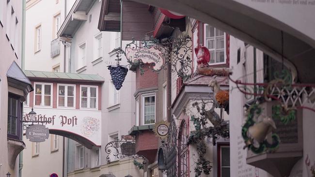 bunte Häuserfassaden und schmale Gasse in Kufstein