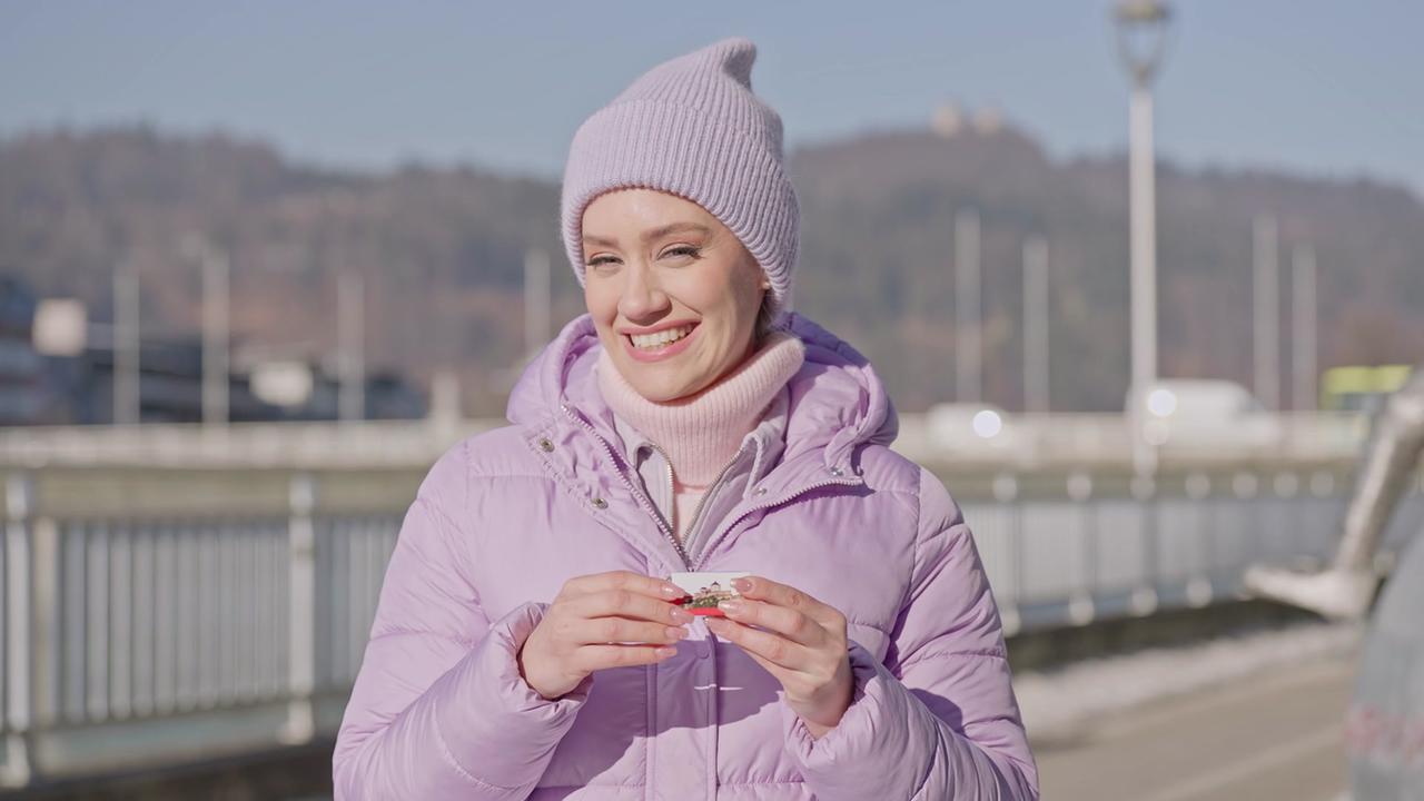 Sasa Schwarzjirg in Kufstein in lila Wintergewand in Kufstein