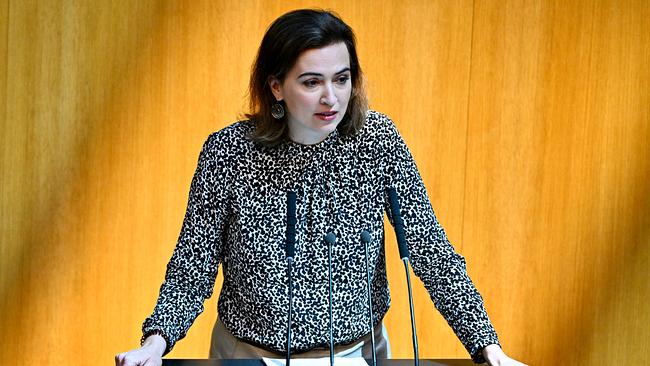 © APA/HANS KLAUS TECHT Alma Zadić steht am Rednerpult im Parlament, vor ihr mehrere Mikrofone