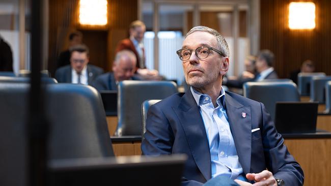 © ORF/Roland Winkler Herbert Kickl sitzt im Parlament auf seinem Platz im Plenum, hinter ihm weitere Sitze mit Abgeordneten,