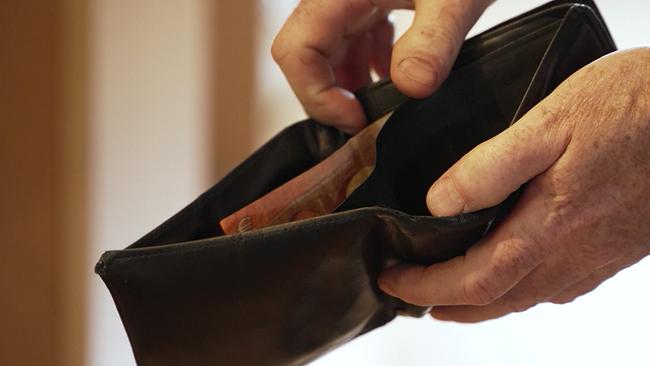zwei Hände halten ein geöffnetes Ledergeldbörserl mit einem 1 Euro Schein darin