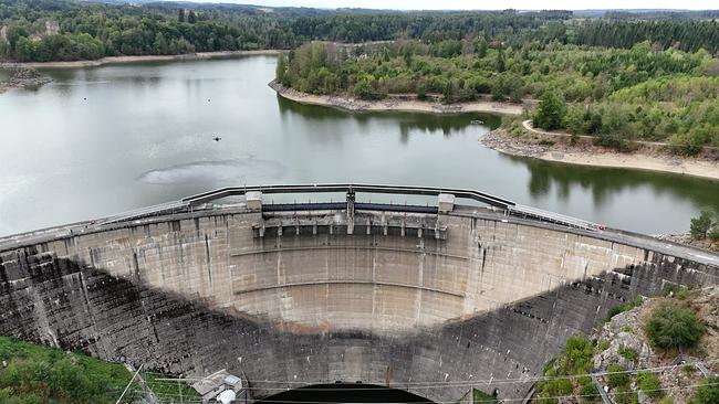 © ORF Stausee Ottenstein aus der Luft gesehen, im Vordergrund die Staumauer, dahinter der See mit niedrigem Wasserstand, trockenen Uferbereichen und dahinter Wald
