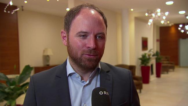 © ORF Klaus Seltenheim bei einem Interview in einem Gang, vor ihm ein ORF-Mikrofon