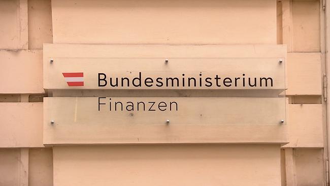 © ORF Schild mit Schriftzug "Bundesministerium Finanzen" an einer Mauer des Finanzministeriums