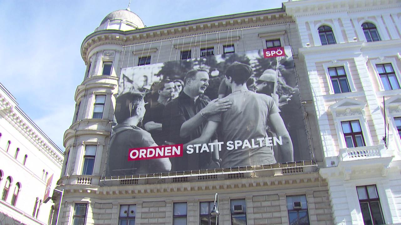 © ORF Gründerzeitfassade - davor ein fast über die ganze Fassade gehende Plakat der SPÖ mit der Schrift "Ordnern statt Spalten" - am sieht SPÖ-Chef Babler inmitten einer Menschengruppe - er klopft einem jungen Mann auf die Shculter