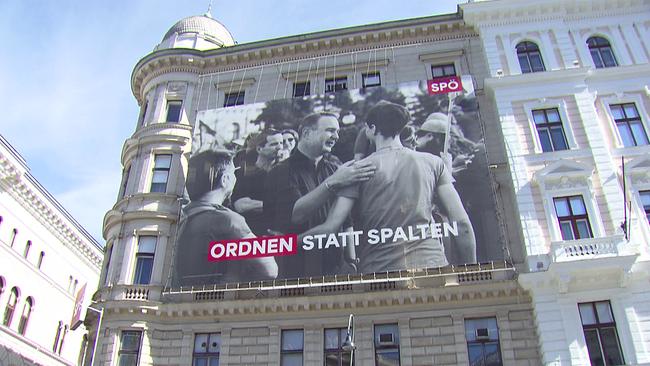 © ORF Gründerzeitfassade - davor ein fast über die ganze Fassade gehende Plakat der SPÖ mit der Schrift "Ordnern statt Spalten" - am sieht SPÖ-Chef Babler inmitten einer Menschengruppe - er klopft einem jungen Mann auf die Shculter