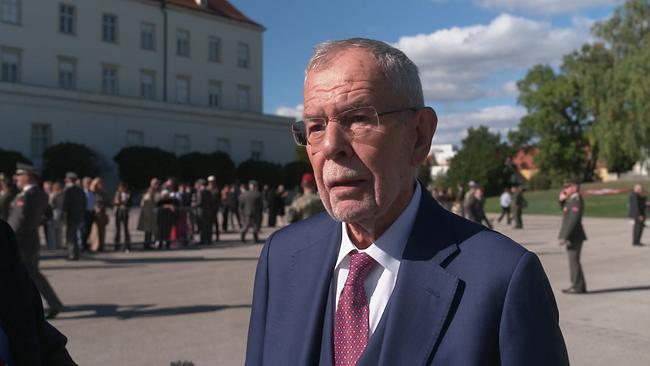 © ORF Bundespräsident Alexander Van der Bellen auf dem Maria-Theresienplatz in Wiener Neustadt- im Hintergrund die Militärakademie, davor Gruppen von Menschen, einige davon in Uniform