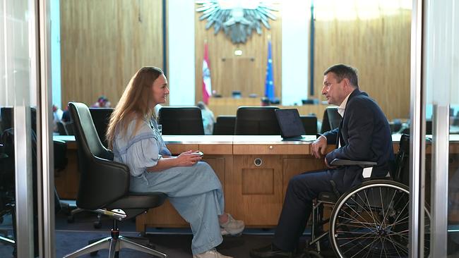 © ORF Sabina Riedl und Josef Fürlinger, der in einem Rollstuhl sitzt, im Plenarsaal des Nationalrates