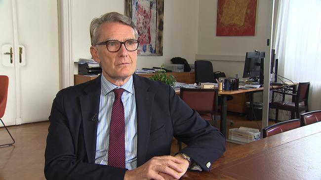Sebastian Schütze sitzt an einem Tisch in einem Büro