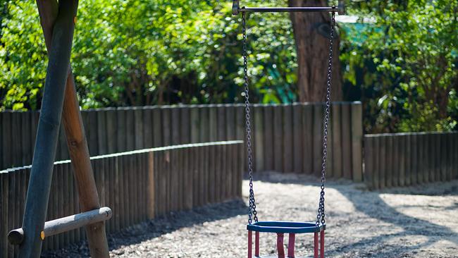 Leere Schaukel auf einem Kinderspielplatz