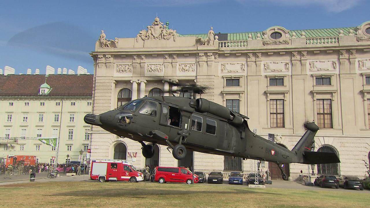 © ORF Eine Black Hawk, ein großer Hubschrauber des Bundesheeresm landet auf dem Heldenplatz vor der Hofburg