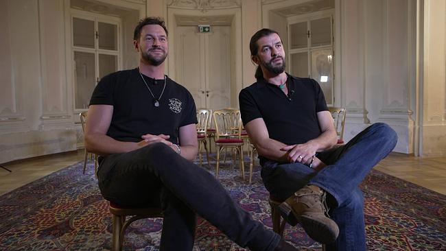 © ORF Das Duo Paul Pizzera und Otto Jaus sitzen nebeneinander auf Stühlen