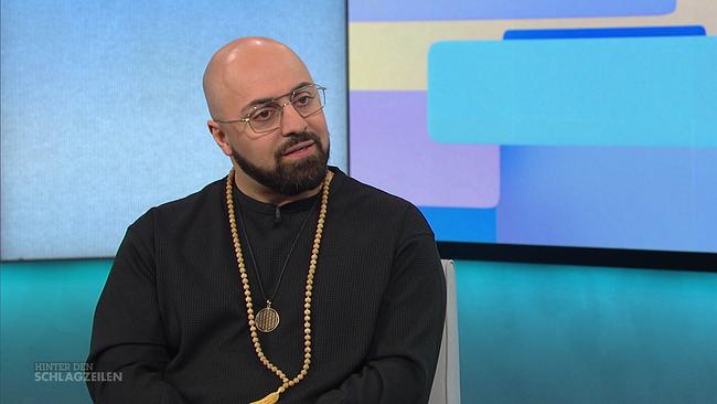 © ORF Ali Mahlodji im Porträt im Studio der Sendung "Hinter den Schlagzeilen"