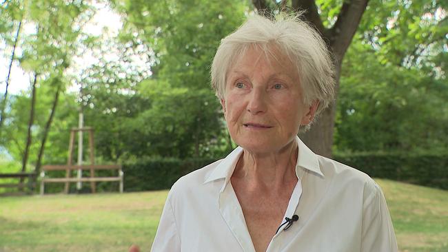© ORF Irmgard Griss im Porträt - sie steht im Freien auf einer Wiese, hinter ihr Bäume