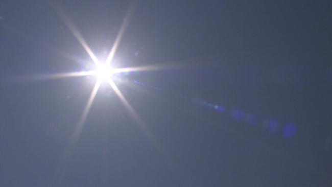 Gleißende Sonne am wolkenlosen Himmel