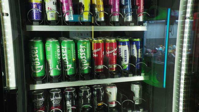 © ORF Automat gefüllt mit alkoholischen Getränken