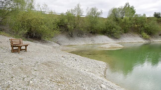 © APA/MANFRED FESL Blick auf einen Baggersee mit niedrigem Wasserstand